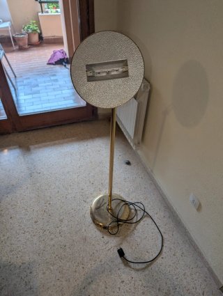 Lámpara de pie extensible dorada