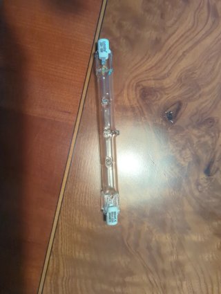 Lámpara de pie extensible dorada