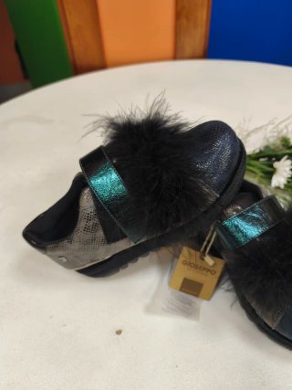 Zapatos Gioseppo negros y plateados con pompón