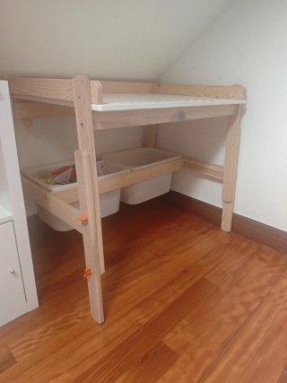 Tavolo da studio per bambini in legno e bianco