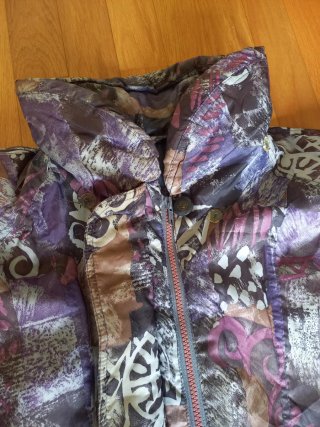 Abrigo ochentero estampado. Talla L.
