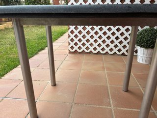 Mesa de mármol con estructura de inoxidable.