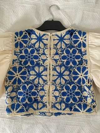 Top crochet flores y mangas abullonadas. Talla XS