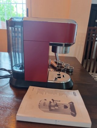 Cafetera DeLonghi Dedica 685 y accesorios.