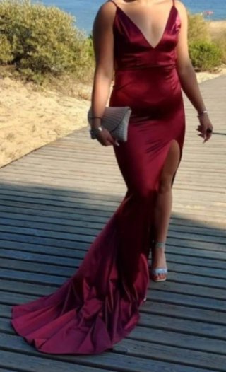 Vestido de fiesta rojo con abertura