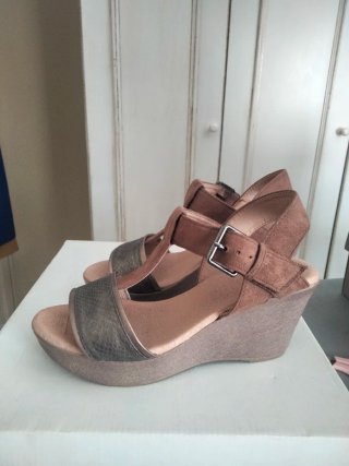 Sandalias cuña marrón y plateadas