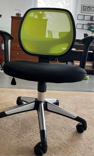 Silla de oficina ergonómica negra y verde