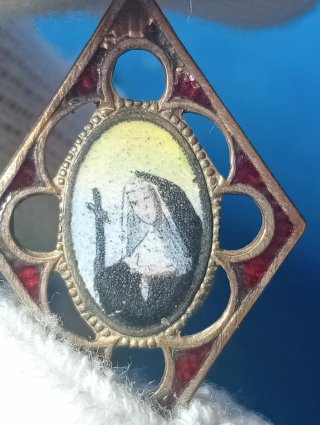 Croce e medaglietta votiva smaltata