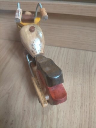 Moto de madera artesanal