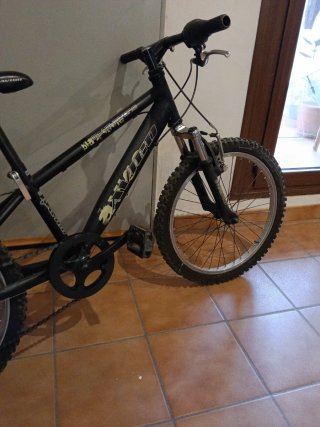Bicicleta infantil negra