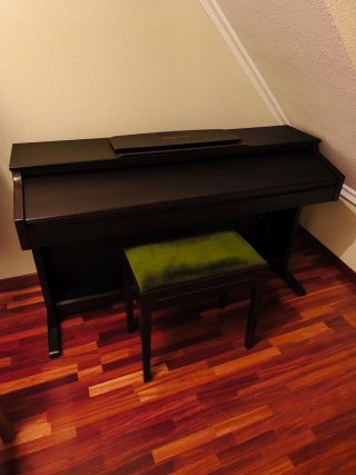 Piano Digital Ringway y Banqueta Verde