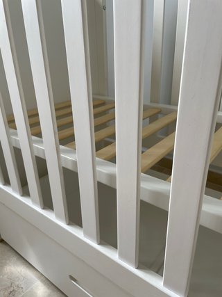 Cuna de madera con cajón