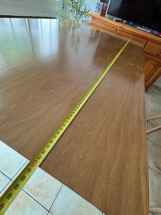 Mesa de madera extensible.