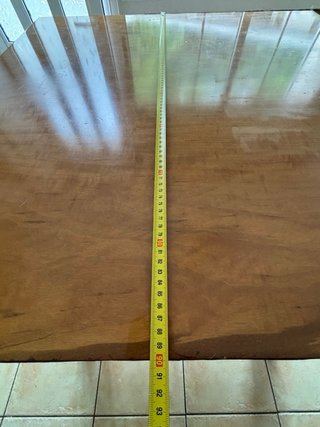 Mesa de madera extensible.
