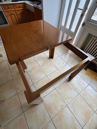 Mesa de madera extensible.
