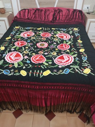 Mantón de Manila bordado grande 142 x1,42 de seda