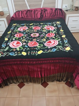 Mantón de Manila bordado grande 142 x1,42 de seda