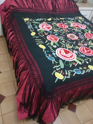 Mantón de Manila bordado grande 142 x1,42 de seda