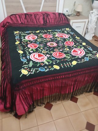 Mantón de Manila bordado grande 142 x1,42 de seda