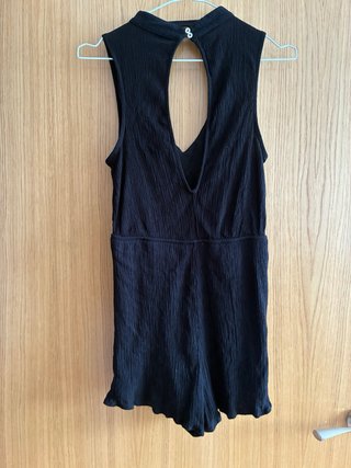 Mono negro con escote y espalda descubierta