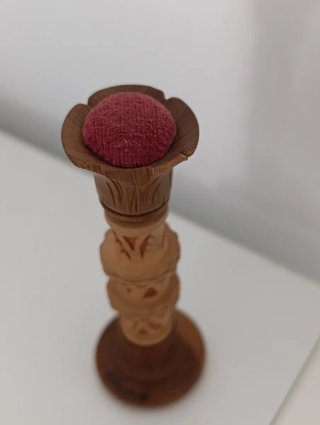 Alfiletero de madera antiguo con guarda agujas