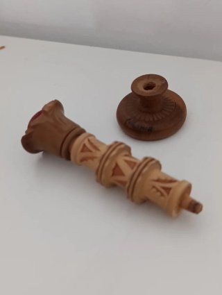 Alfiletero de madera antiguo con guarda agujas