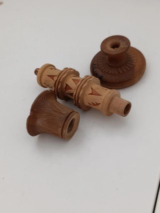 Alfiletero de madera antiguo con guarda agujas