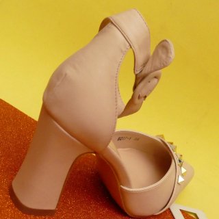Elegantes sandalias de mujer en negro y beige.