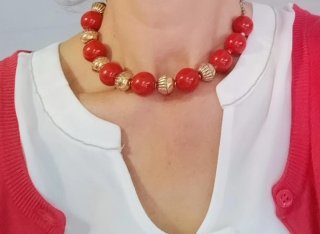 Collier di perle rosso corallo con inserti dorati