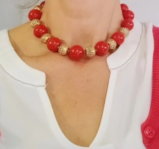 Collier di perle rosso corallo con inserti dorati