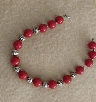 Collier di perle rosso corallo con inserti dorati