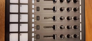 Roland MC-707 Groovebox
