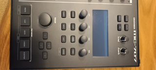 Roland MC-707 Groovebox
