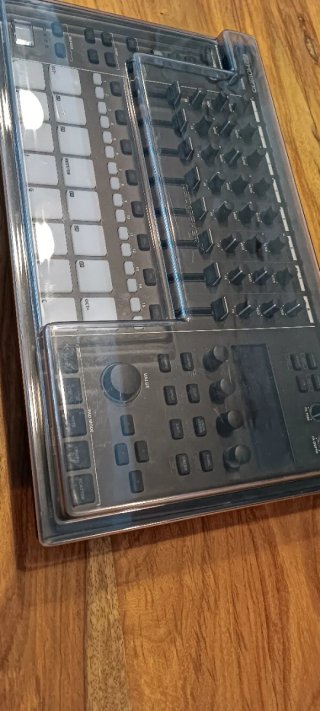 Roland MC-707 Groovebox