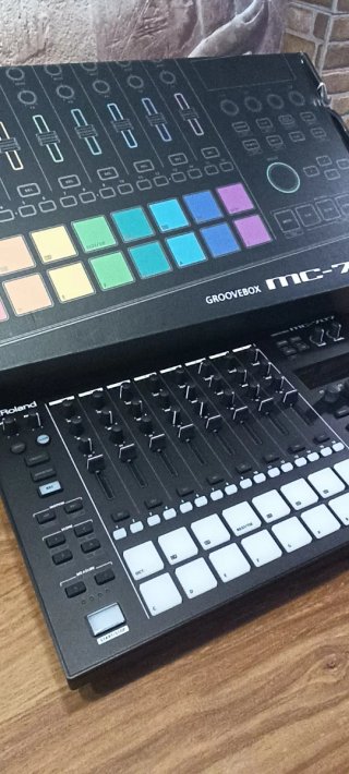 Roland MC-707 Groovebox