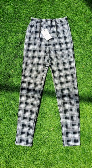 Pantalones de cuadros blancos y negros