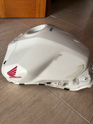 Depósito Hornet 750