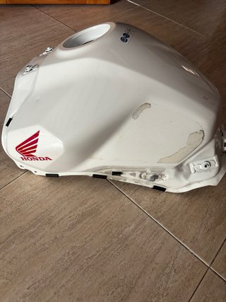 Depósito Hornet 750