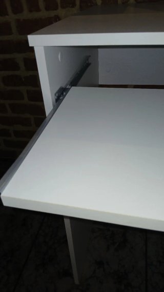 Mesa de ordenador blanca con bandeja