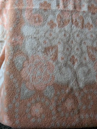 Manta lana vintage floral rosa y blanco