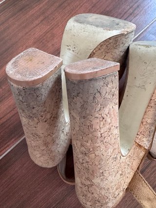 Cuñas de corcho beige y marrón