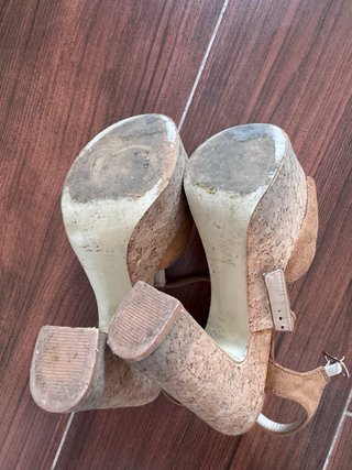 Cuñas de corcho beige y marrón