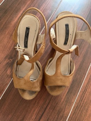 Cuñas de corcho beige y marrón
