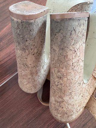 Cuñas de corcho beige y marrón
