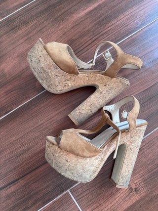 Cuñas de corcho beige y marrón