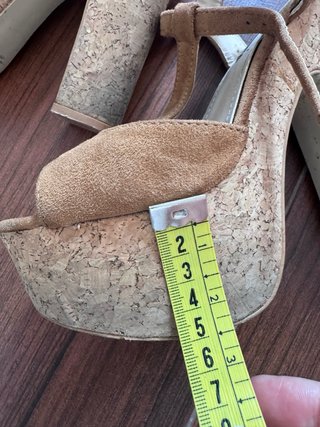 Cuñas de corcho beige y marrón