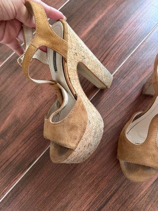 Cuñas de corcho beige y marrón
