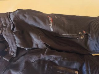 Chaqueta y pantalón de moto marca Bela