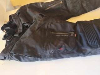 Chaqueta y pantalón de moto marca Bela