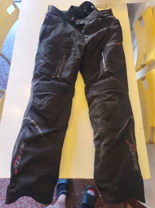 Chaqueta y pantalón de moto marca Bela